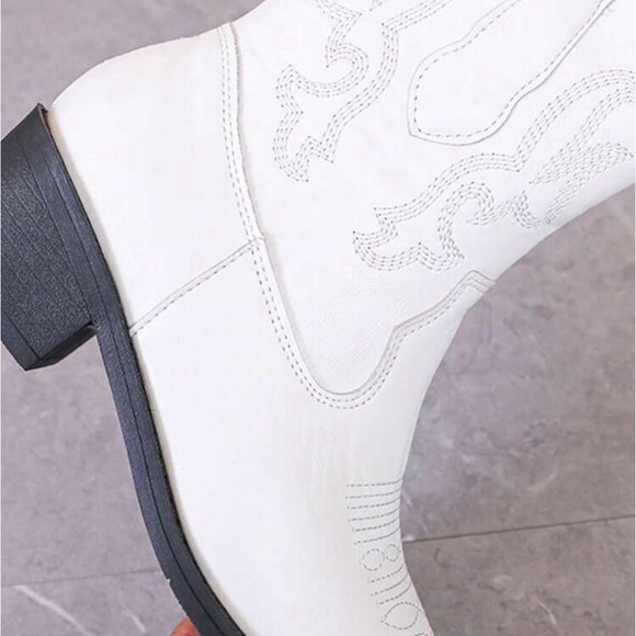 Women Embroidered Detail Slip On.Chunky Heeled Boots,Vacation Western Boots - Picture 2 of 5